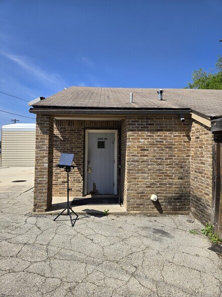 More Photos Of 203 Corinne Dr, San Antonio Auto Repair For Lease