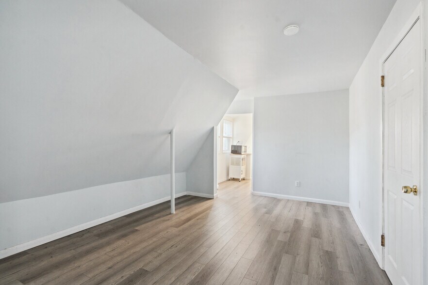 More Photos Of 253 Sea Cliff Ave, Sea Cliff Storefront Retail Residential For Sale