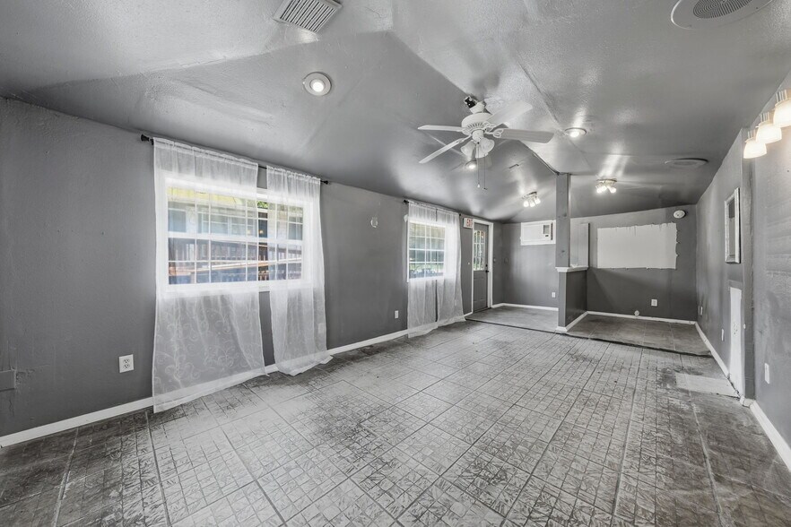 More Photos Of 605 S Main Ave, Minneola Storefront Retail Residential For Sale