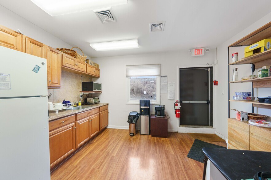 More Photos Of 277 W Clay Ave, Roselle Park Office For Sale