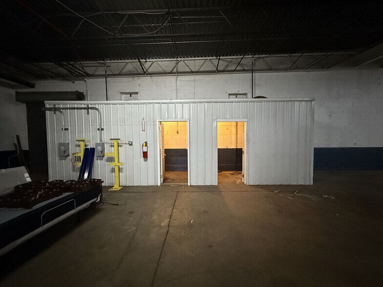 More Photos Of 214 Industrial Park Rd, Livingston Manufacturing For Lease