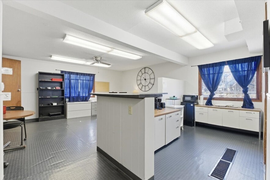 More Photos Of 1824 2nd Ave, Council Bluffs Office For Lease