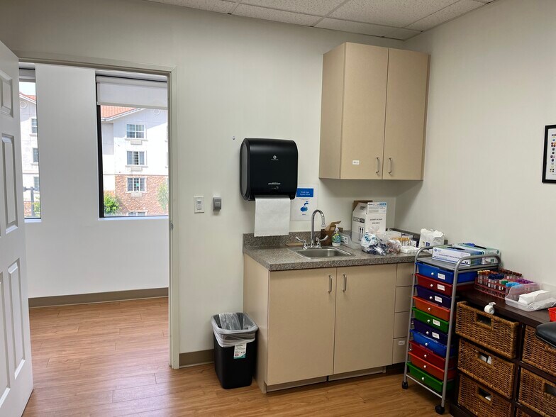 More Photos Of 1577 E Chevy Chase Dr, Glendale Medical For Lease