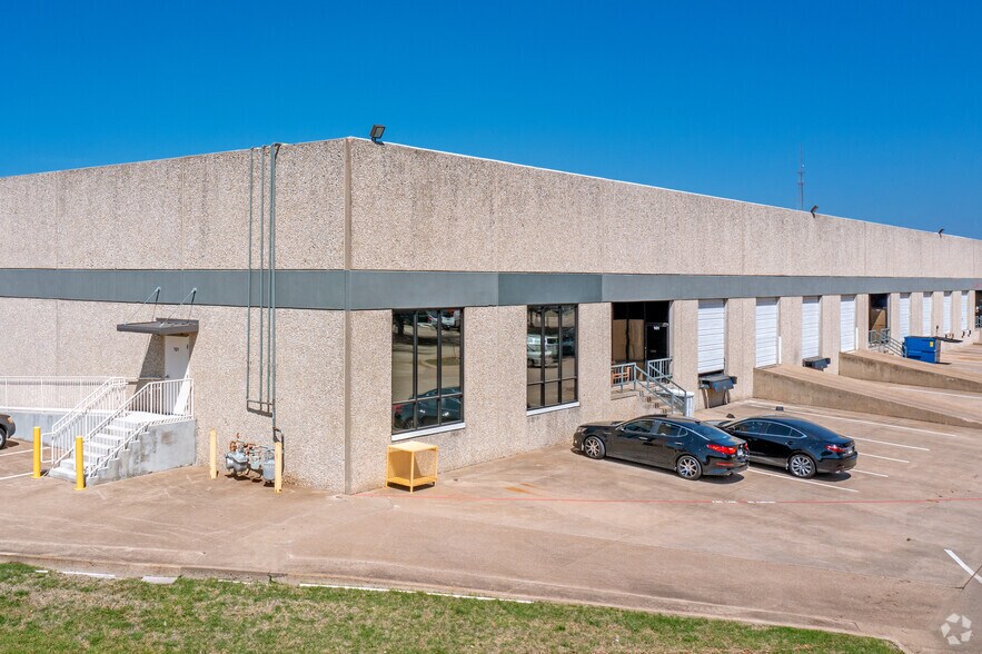 Primary Photo Of 10605 Boomer Cir, Dallas Warehouse For Lease