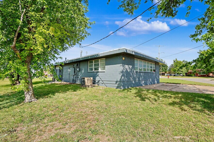 More Photos Of 1601 N State St, Augusta Office For Sale