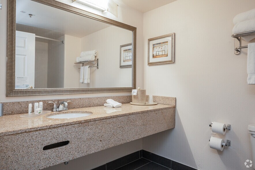 More Photos Of 2060 Eastern Blvd, Montgomery Hotel For Sale