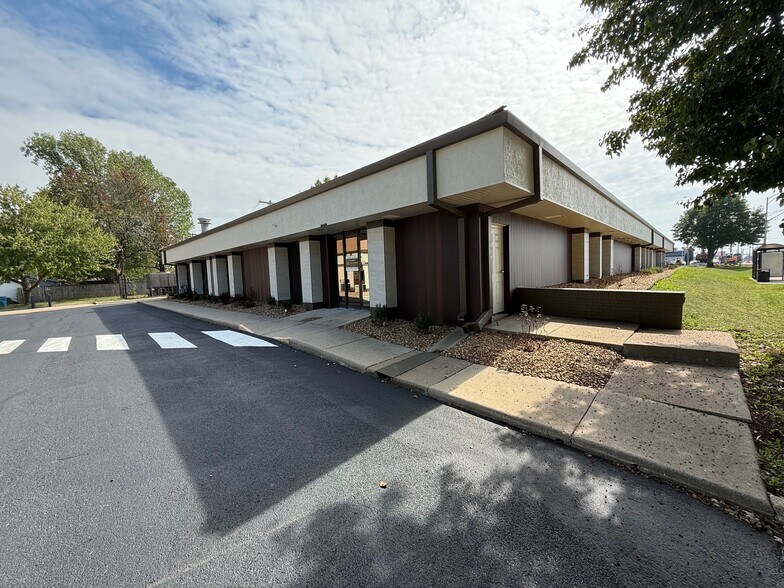 More Photos Of 2900 S National Ave, Springfield Medical For Lease