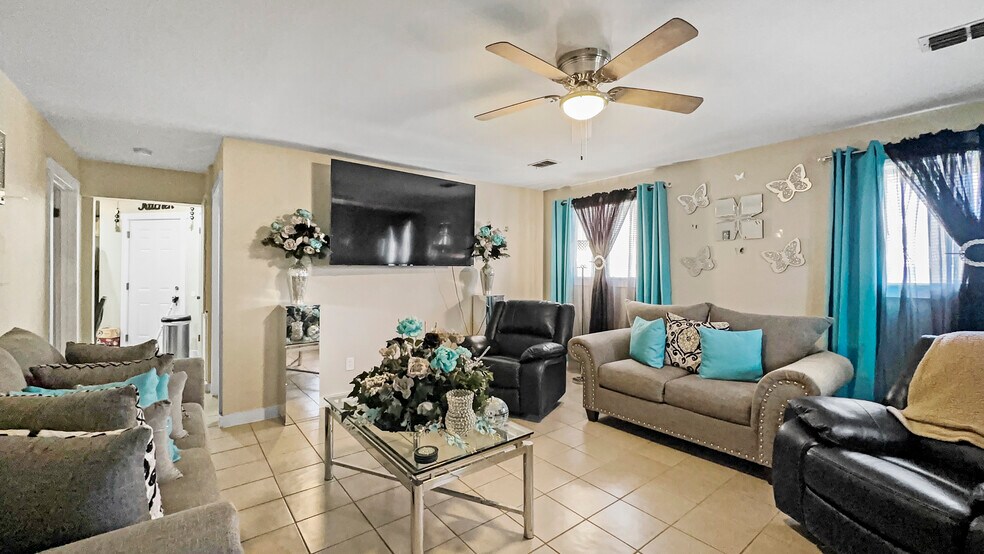 More Photos Of 300 S Cedar St, Crockett Apartments For Sale