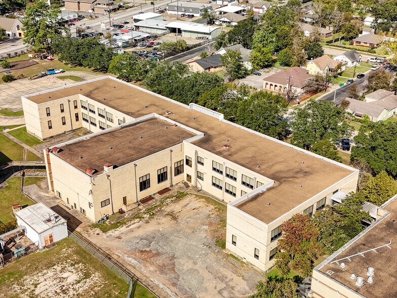 More Photos Of 601 W Lewis St, Conroe Flex For Sale