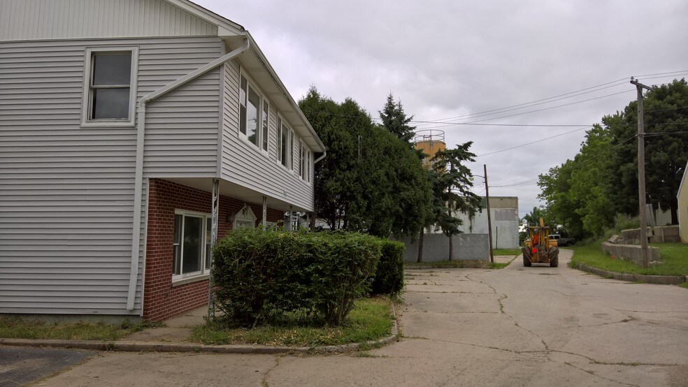 More Photos Of 5700 Walnut St, Richmond Warehouse For Lease