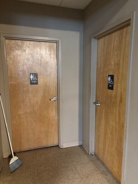 More Photos Of 5064 Grove Ave, Sheffield Freestanding For Lease