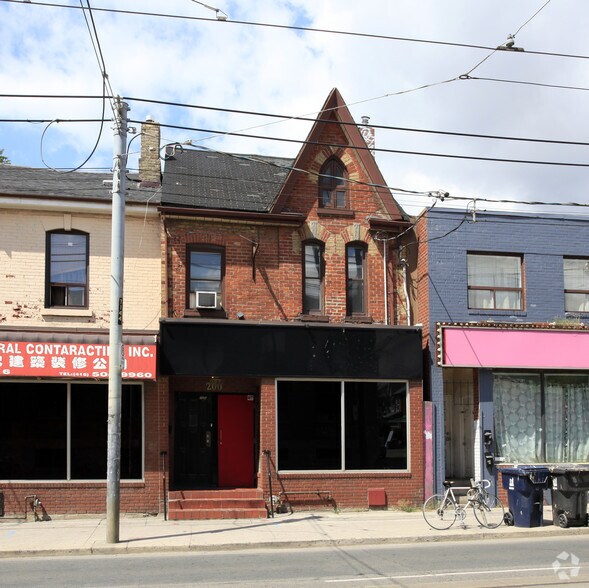 More Photos Of 200 Bathurst St, Toronto Storefront Retail Residential For Lease