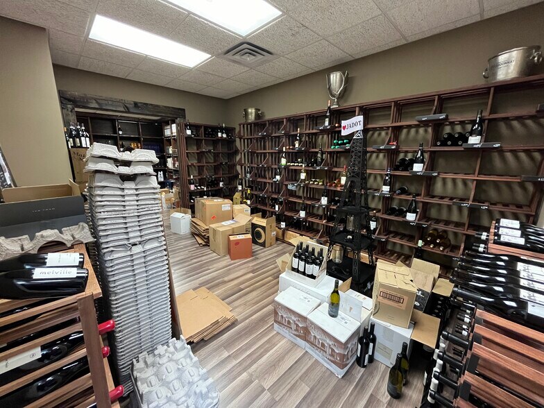 More Photos Of 910 Sherwood Dr, Lake Bluff Light Distribution For Lease