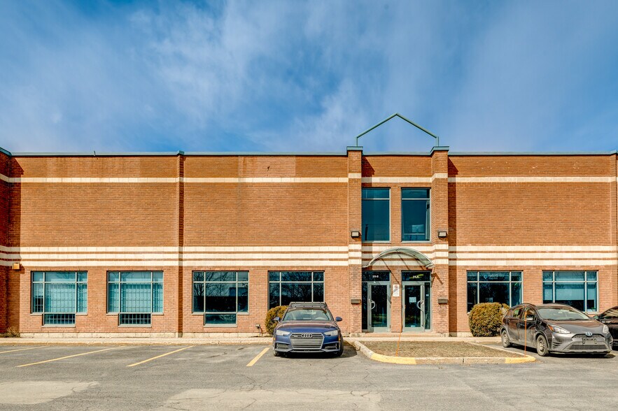 More Photos Of 25 Rue de Lauzon, Boucherville Light Distribution For Lease