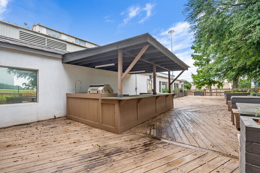 More Photos Of 7710 W IH-10, San Antonio Office For Sale