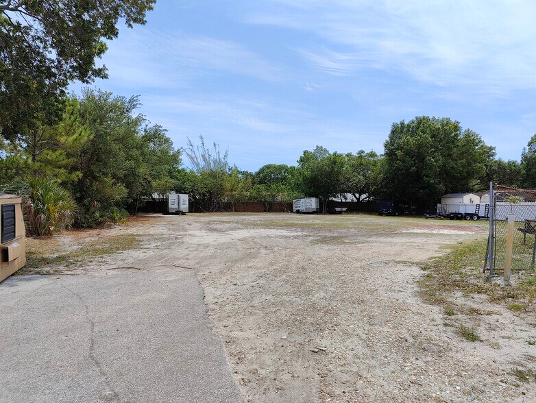 More Photos Of 13080 Belcher Rd, Largo Warehouse For Lease