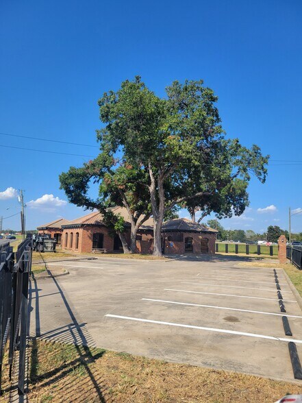 More Photos Of 2323 N Walton Walker Blvd, Dallas Office For Sale