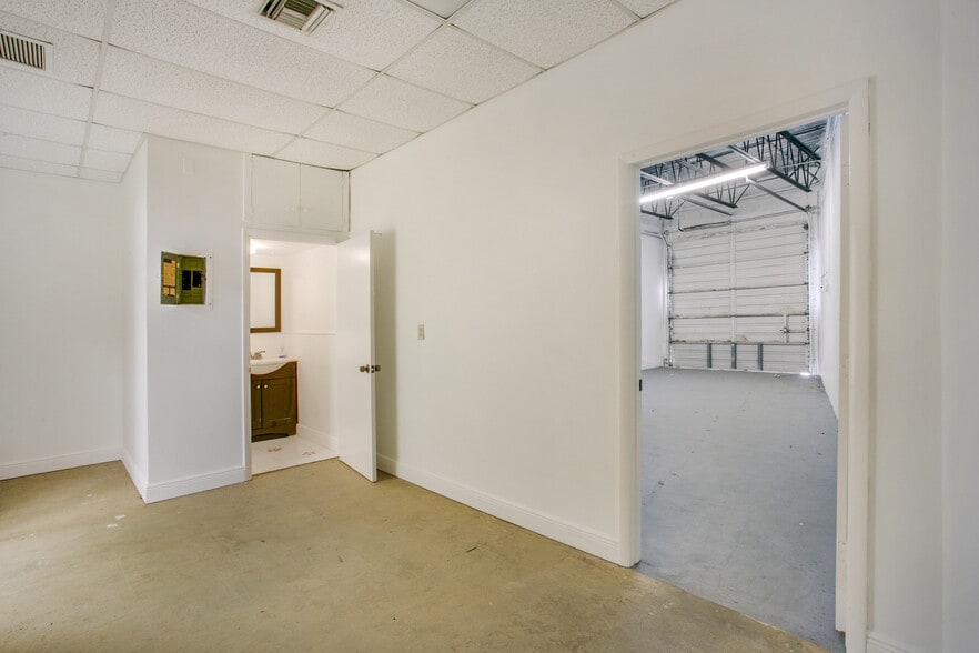 More Photos Of 1500-1536 S Dixie Hwy, Pompano Beach Showroom For Lease