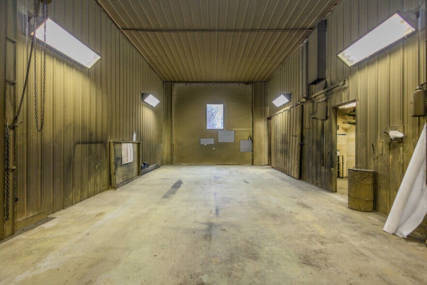 More Photos Of 2090 Idaho Dr, Pella Manufacturing For Sale