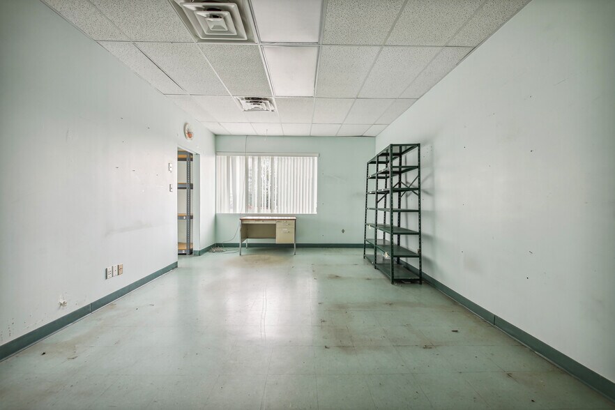 More Photos Of 178 Industrial Loop, Staten Island Warehouse For Lease