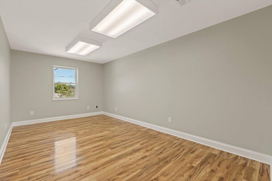More Photos Of 700 Grove St, Loudon Office For Sale