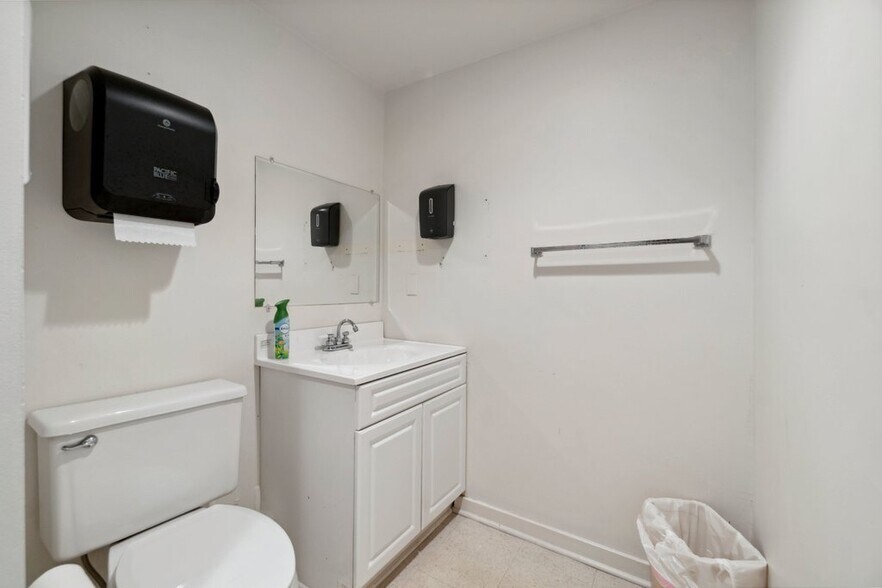 More Photos Of 519-521 N Charles St, Baltimore Office For Sale