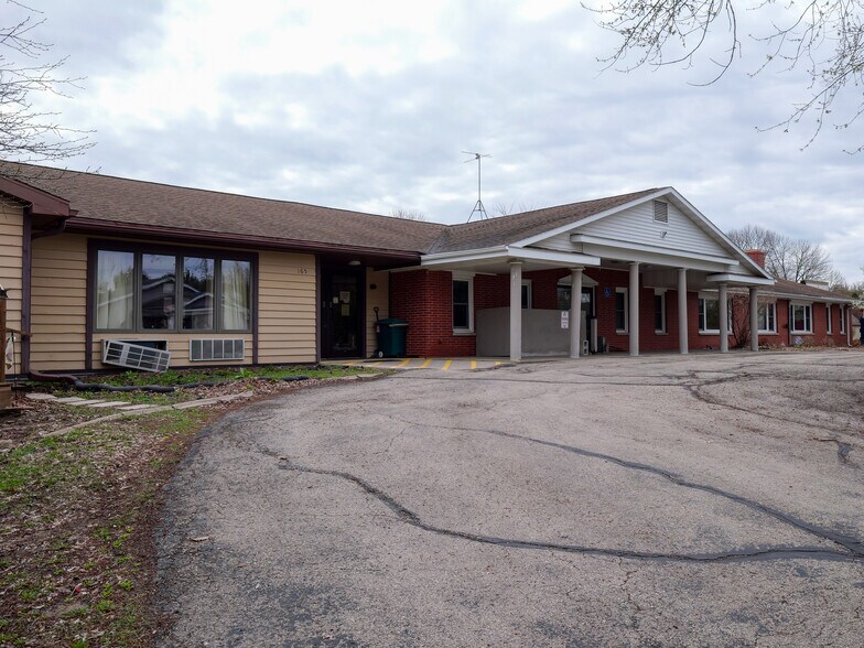 More Photos Of 165 S Chet Krause Dr, Iola Apartments For Sale