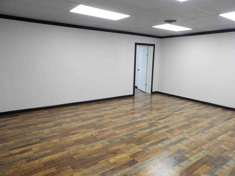 More Photos Of 400 E Jack Choate Ave, Hennessey Office For Sale