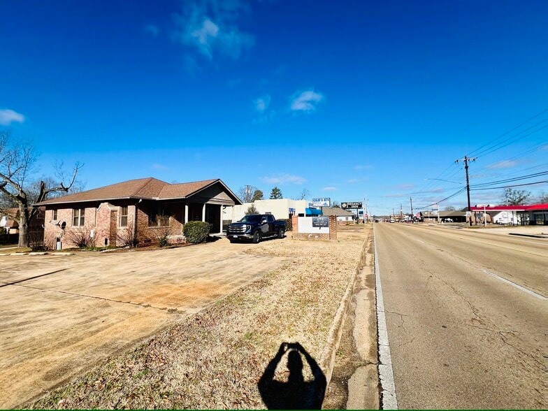 More Photos Of 303 S Second St, Booneville Medical For Sale