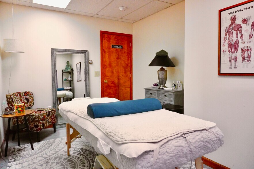 More Photos Of 304 Federal Rd, Brookfield Office For Lease