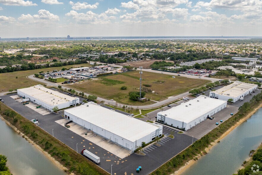 More Photos Of 911 E Industrial Cir, Cape Coral Warehouse For Lease
