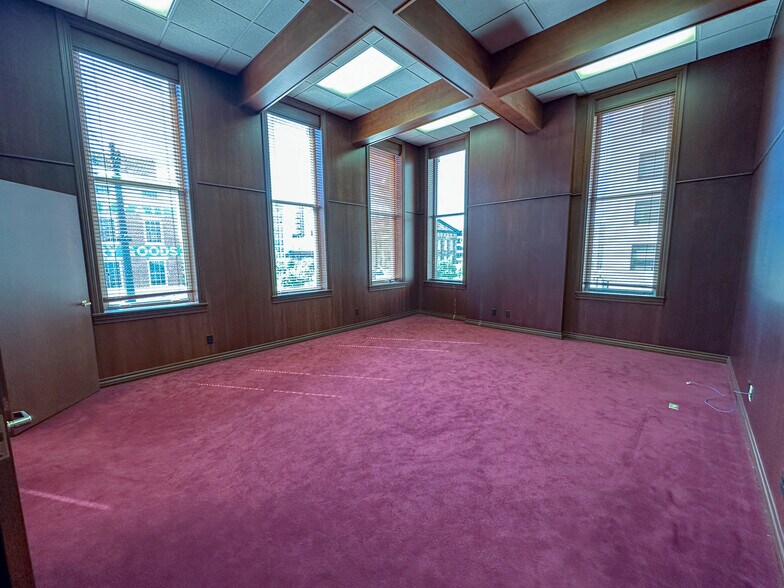 More Photos Of 200 S 6th St, Springfield Office For Lease