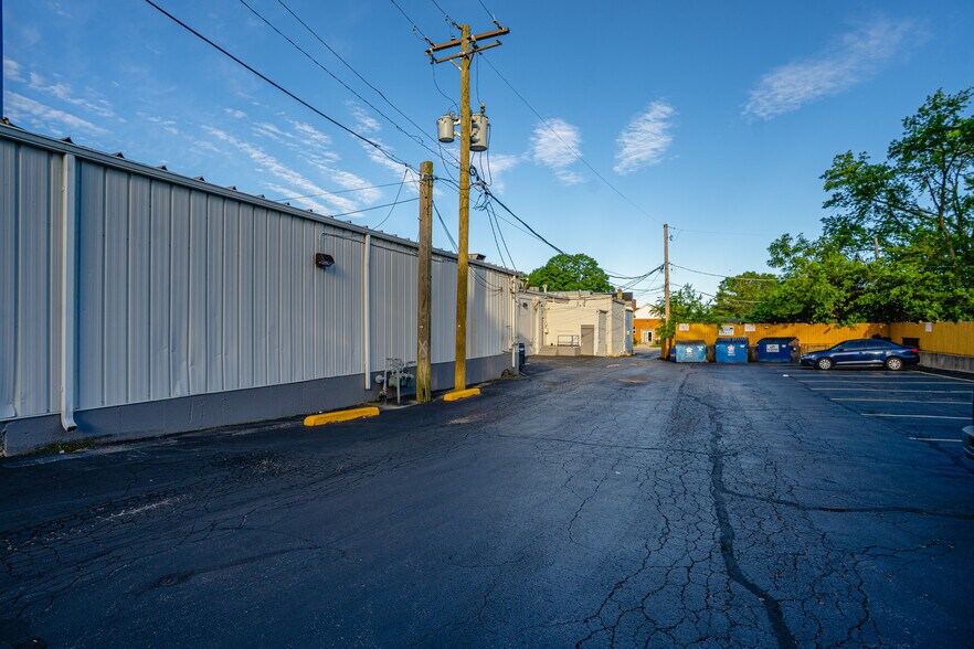 More Photos Of 800 Theodore, Crest Hill Convenience Store For Sale