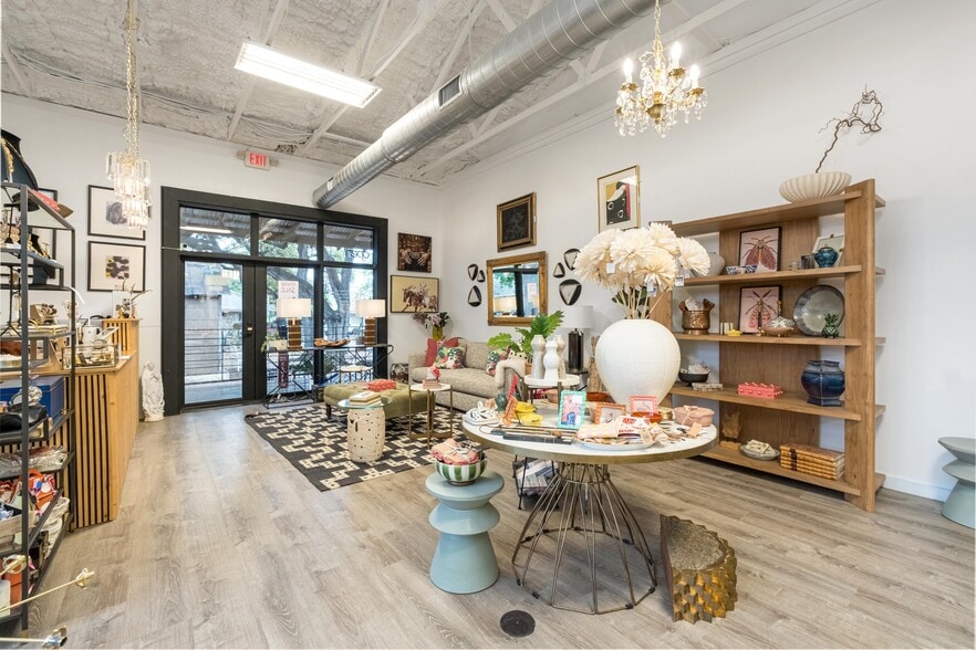 More Photos Of 330 W Mercer St, Dripping Springs Freestanding For Lease