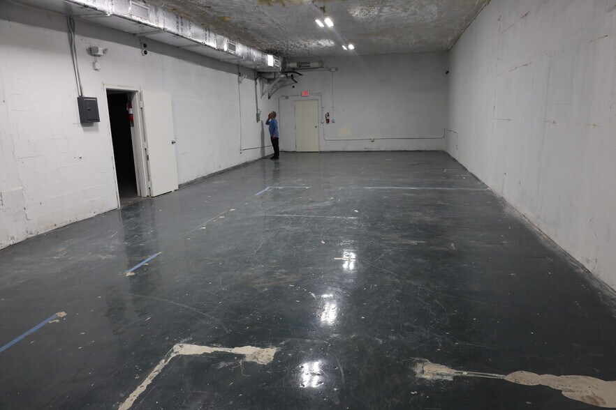 More Photos Of 1847 NW 21st St, Miami Warehouse For Lease