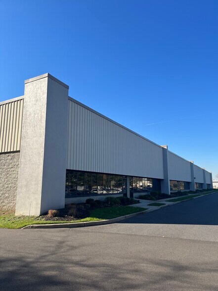 More Photos Of 102 Commerce Dr, Moorestown Distribution For Lease