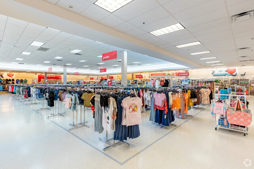 More Photos Of 3870-3998 Bremen Xing, Bremen General Retail For Sale