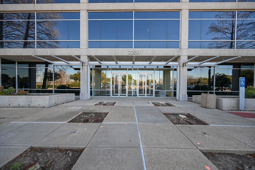 More Photos Of 2250 W John Carpenter Fwy, Irving Office For Sale