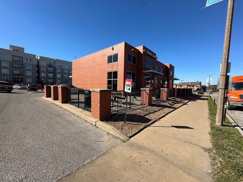 More Photos Of 3822 Laclede Ave, Saint Louis General Retail For Lease