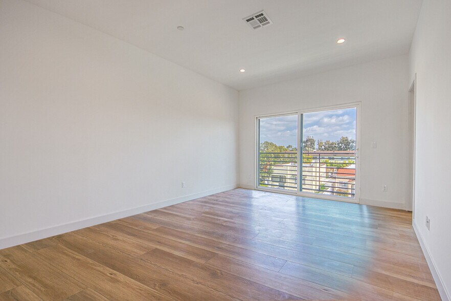 More Photos Of 1923 Carmona Ave, Los Angeles Multifamily For Sale