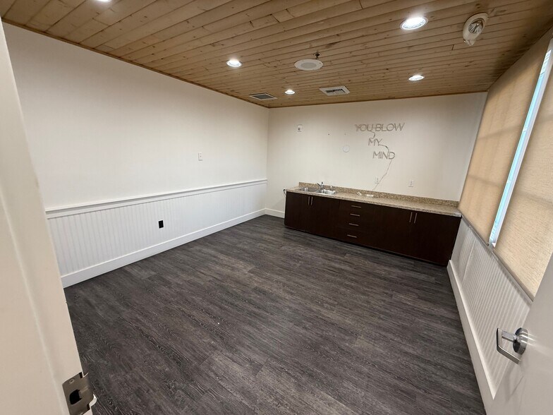 More Photos Of 537 W University Pky, Orem Freestanding For Lease