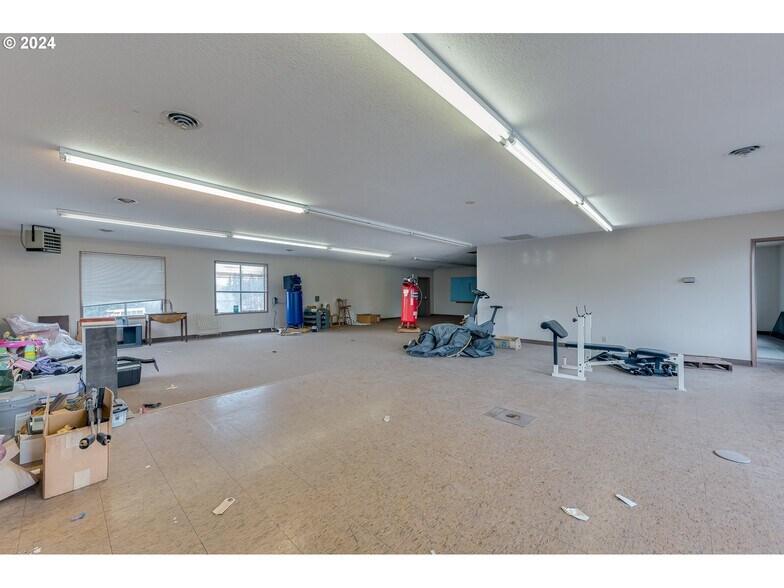 More Photos Of 22024 S Beavercreek Rd, Beavercreek Auto Repair For Sale