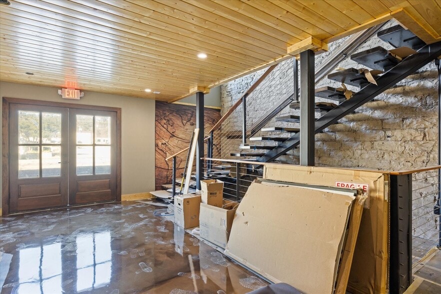 More Photos Of 114 NE Barnard St, Glen Rose Storefront For Lease