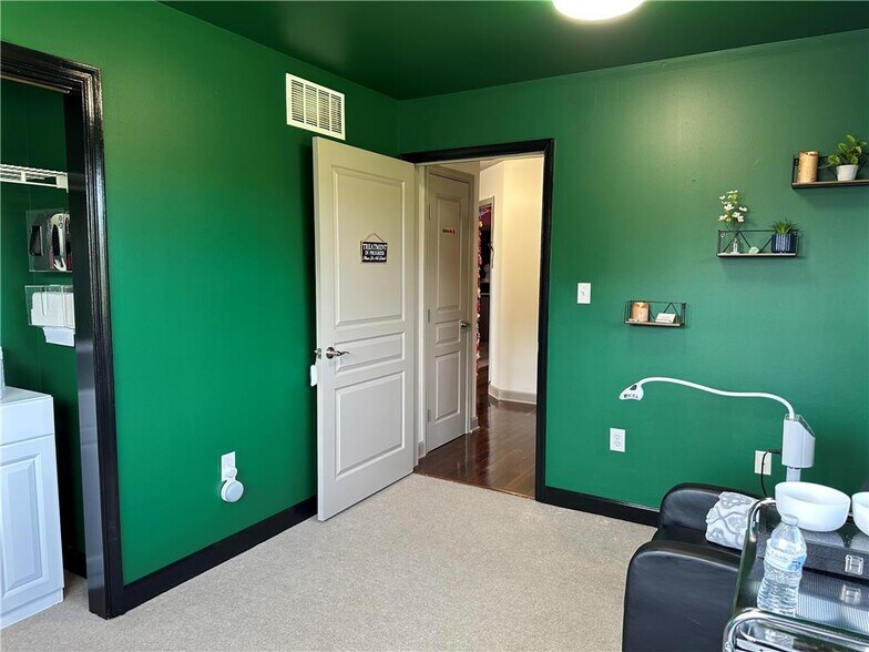 More Photos Of 196 W Moorestown Rd, Wind Gap Office Residential For Lease