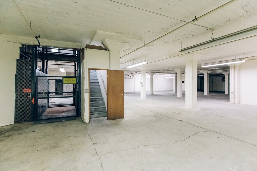 More Photos Of 221-239 SE Madison St, Portland Warehouse For Lease