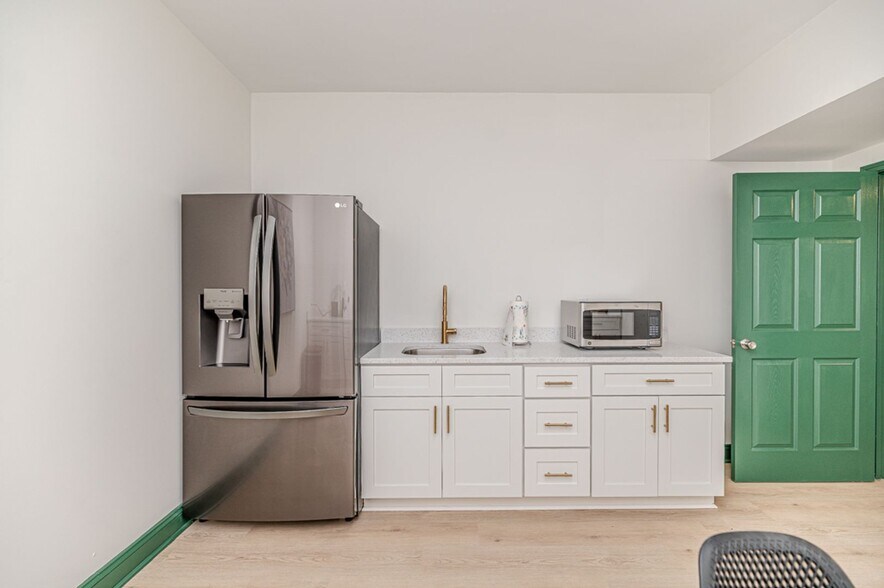 More Photos Of 200-208 S Steele St, Sanford Storefront For Lease