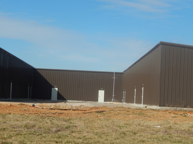 More Photos Of 10397 Haxton, Bentonville Warehouse For Lease