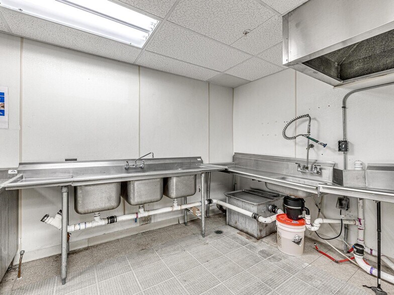 More Photos Of 901 NW 25th St, Oklahoma City Healthcare For Sale