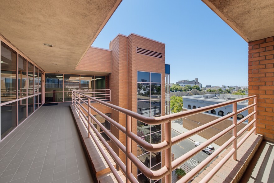 More Photos Of 10495 Santa Monica Blvd, Los Angeles Office For Sale
