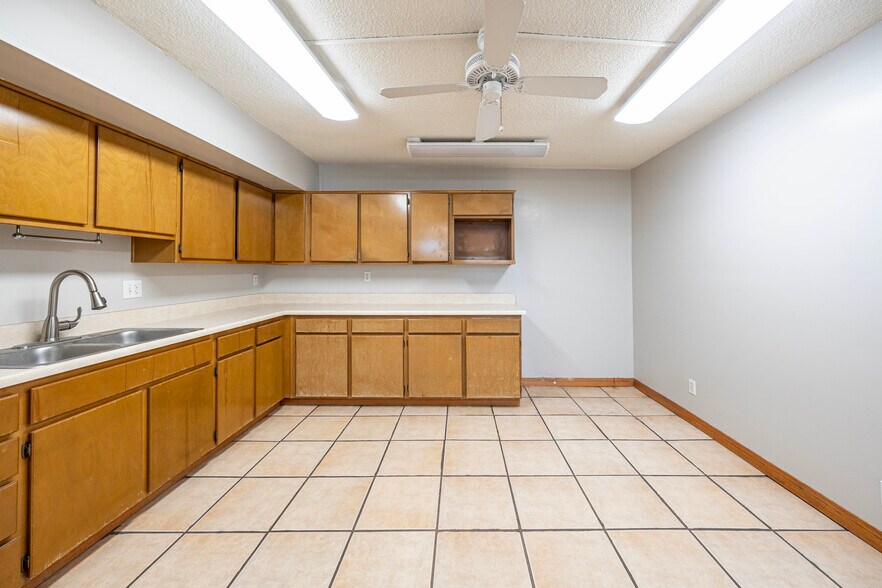 More Photos Of 5146 Maine Ave, Baldwin Park Flex For Lease